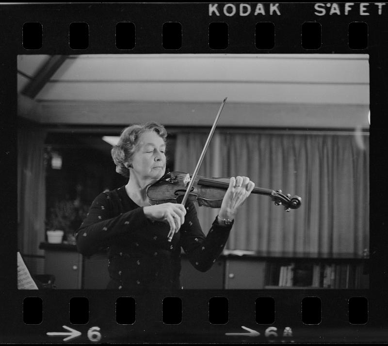 Florence Chapman Pearson playing violin