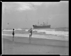 Unidentified shipwreck and spectators