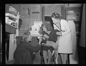 Helen Hayes, Gertrude Lawrence, Constance Bennett, with lamb at Cape Playhouse, July 1947