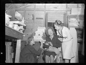 Helen Hayes, Gertrude Lawrence, Constance Bennett, with lamb at Cape Playhouse, July 1947