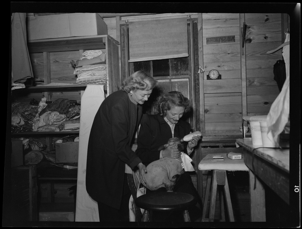 Helen Hayes and Gertrude Lawrence with lamb at Cape Playhouse, July 1947