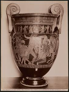 Napoli - Museo Nazionale. Vaso a girelle con un combattimento fra Greci ed Amazzoni (Ruvo)
