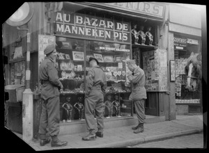 Military personnel outside Au Bazar de Manneken Pis, Brussels