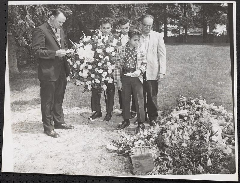 Palmarin family mourns death, places wreath on grave of dead Lucy