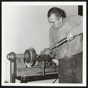 Fred Dodson Spins Pewter Disk on Lathe