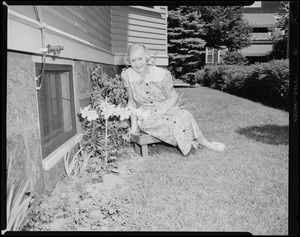 Mrs. Emma B. Hanna. 13 buds, Easter-Lilla