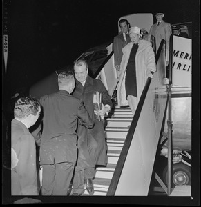 Red Skelton and his wife, Georgia Davis, walking off an American Airlines flight