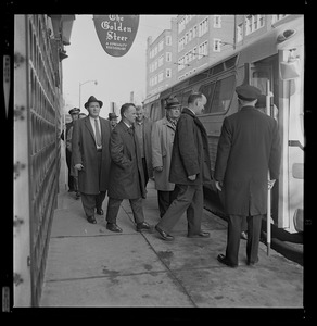 Members of Albert DeSalvo jury leave Sheraton Commander Hotel, Cambridge, for a weekend sightseeing tour along the North Shore