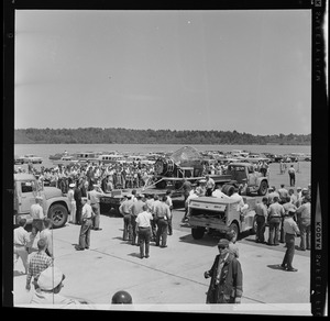 Crowds waiting for Gemini 9 at Weymouth Naval Air Station