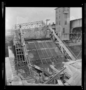 The Old Alford St. bridge linking Charlestown and Everett collapsed with a shattering roar of grinding steel and concrete into the Mystic River yesterday