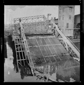 The Old Alford St. bridge linking Charlestown and Everett collapsed with a shattering roar of grinding steel and concrete into the Mystic River yesterday