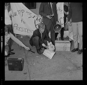 Protester with a chicken and sign reading "Chicky-Dick alias Tricky-Dick"