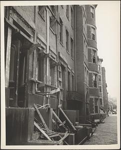 Bulge in front wall, 9-10 James St., wd. 8