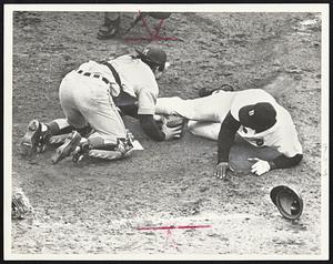 Milwaukee Brewers catcher Ellie Rodríguez tags out Boston Red Sox first baseman George Scott at home plate for third out of triple play