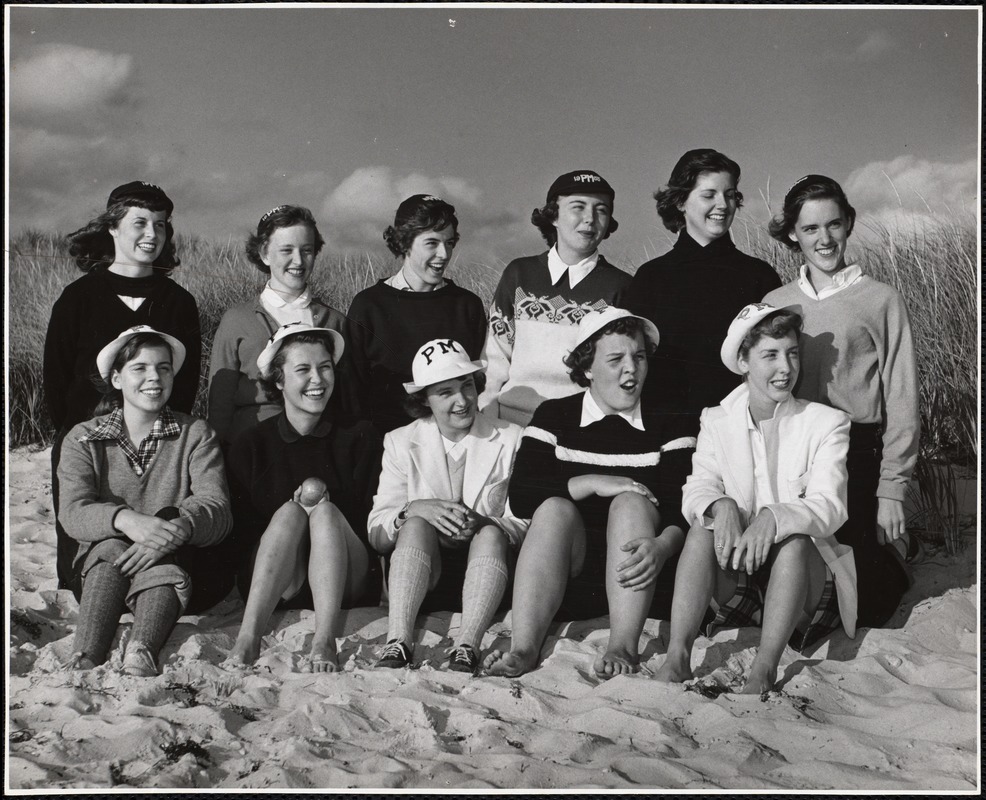 Students: orientation, clambake, fall of 1953, Illinois group