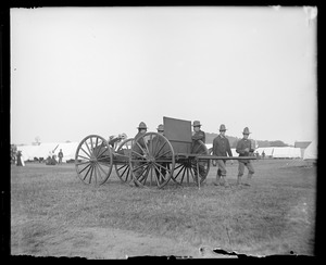Field gun and men