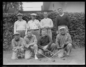 Golfers pose
