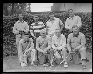 Group of golfers pose