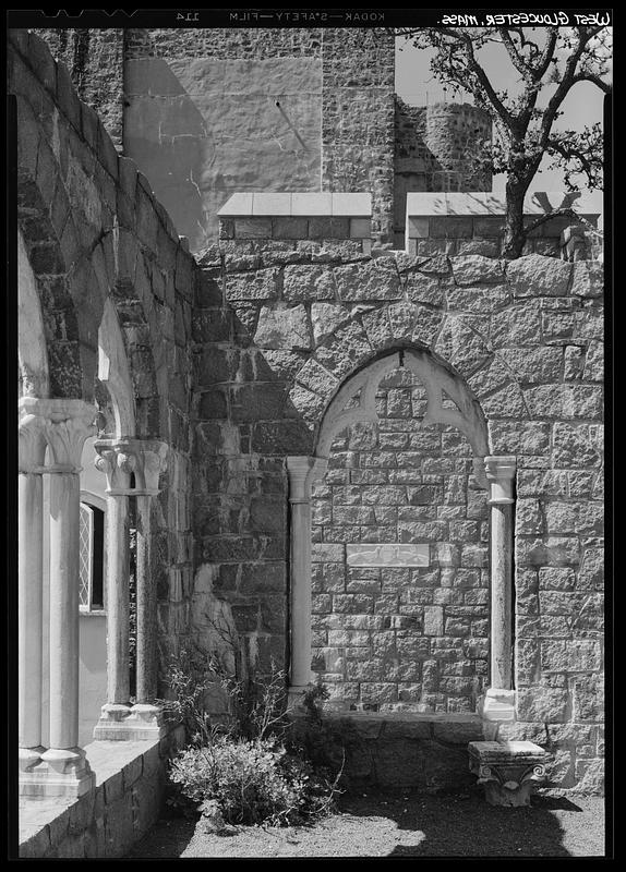 Pillars, West Gloucester