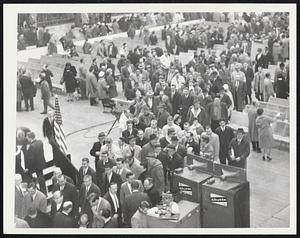 Meeting of 6800 G.E. employees from Lynn plant at Boston Garden