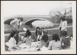 Group sitting and eating in Riverbend Park
