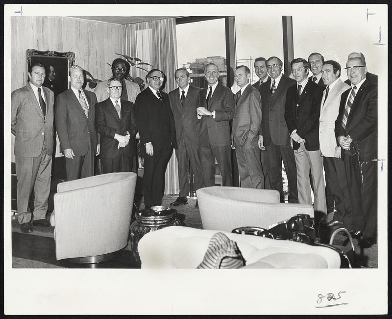 Boston Task Force to spearhead campaign to promote jobs under the statewide "Jobs for Veterans" drive meets (left), at City Hall with Mayor Kevin H. White to support program involving industry, labor unions and governmental agencies. From left: Edward M. Flanagan of the Herald Traveler, chairman of "Jobs for Veterans;" Thomas E. Arnott and Joseph Walker, Veterans Administration; Kenneth Guscott, NAACP; Atty. Sam Cinamon, Jewish War Veterans; Donald Knowlton, Sprague Industries; Mayor White; Edward Thompson, Fiduciary Trust; Frank Tierney, John Hancock Insurance Co.: James Gillis. C. Pappas Co.; John Stephans, Boston Commr. of Veterans Services; Edward Rae, John Hancock; Thomas Terranova, Italian American War Veterans; Mel Marino, VFW and Chester Ovesen, Amvets. Boston committee.