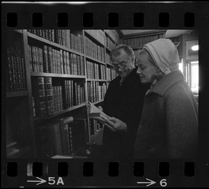 Famed comedian Red Skelton takes time to do some shopping in a book store at Kingston and Bedford Sts.