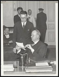 George R. Farnum, special counsel for the Boston finance commission, shows Mayor Mansfield a disputed point of evidence during yesterday's hectic hearing.