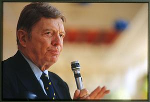 Natick, MA 1980: Perennial pres. candidate Harold Stassen speaks at Natick Mall