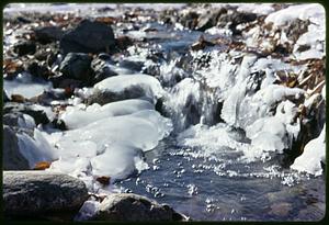 Melting ice by running water and rocks
