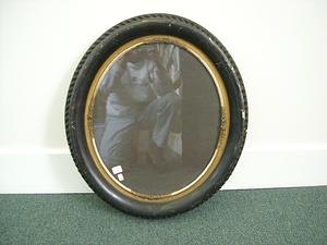 Oval frame with gilt liner