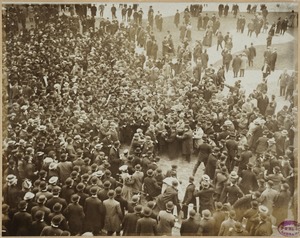Police protect Nick Altrock from adoring crowd, 1906 World Series