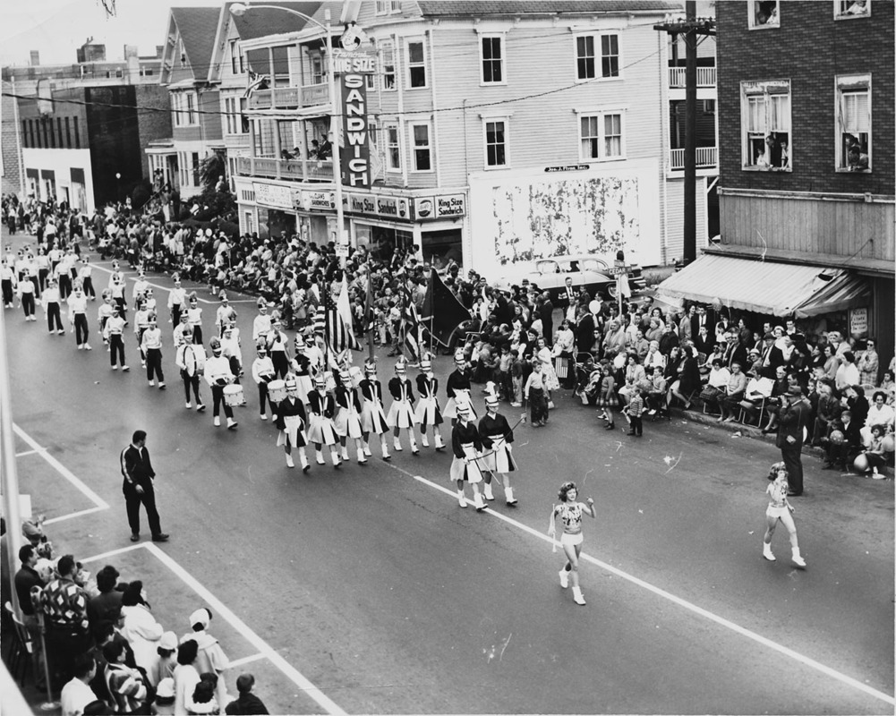 Pontiac Club drum and bugle corps / The Chieftans