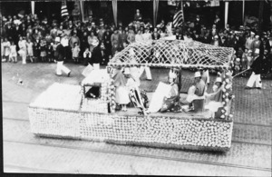 Flower float with net canopy