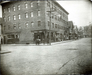 Amesbury St. west side from Common St. (2 copies); Central shoe repairing; O.S. Hoy Laundry