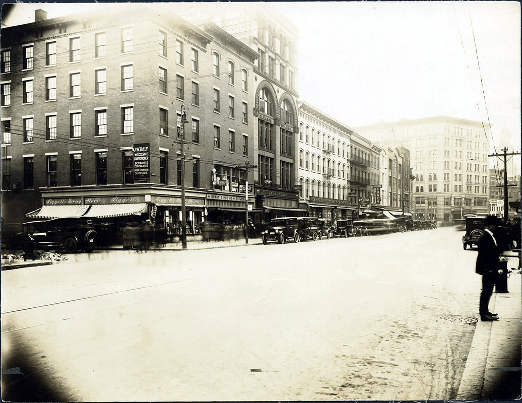 Essex St. north side from Amesbury St.; Bay State Bldg.; I.W. Daly Confectioners; Henry P. Doe Co.; Bay State Bldg.; Kresge; Foster Lunch; Gleason Bldg.