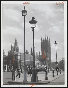 New lamp & old lamp are contrasted in London, Eng.