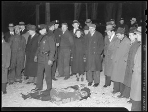 Crowd around murder victim
