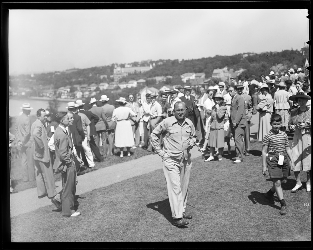 Ty Cobb and crowd a Commonwealth Country Club during match with Babe Ruth