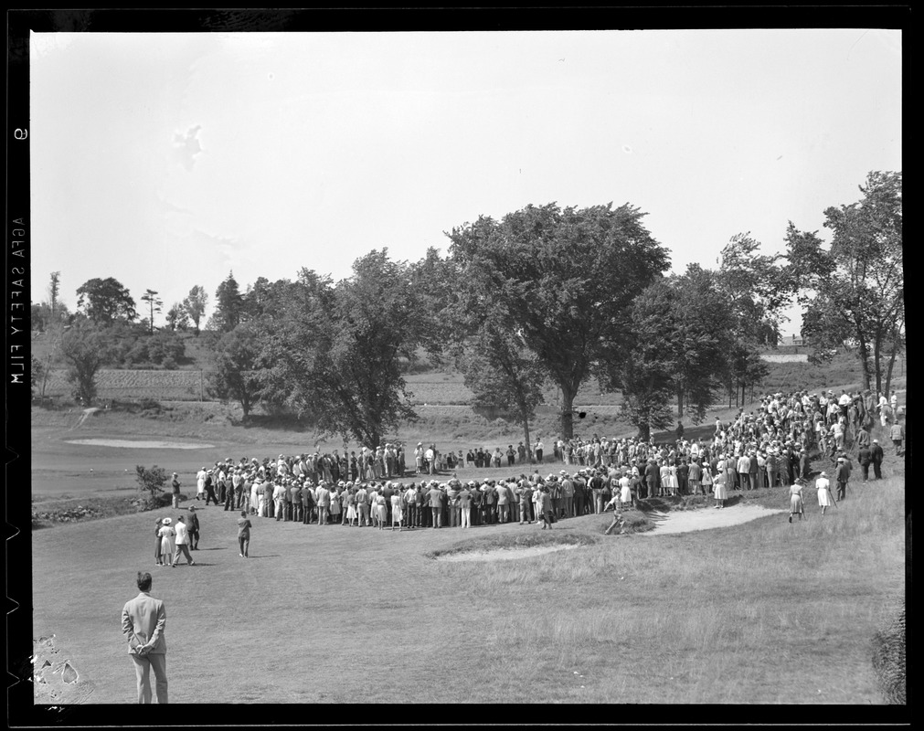 Crowd around green at Commonwealth Country Club for match between Babe Ruth and Ty Cobb