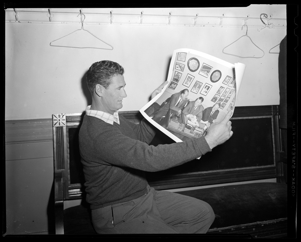 Ted Williams holds picture of Red Sox brain trust, Sportman's show