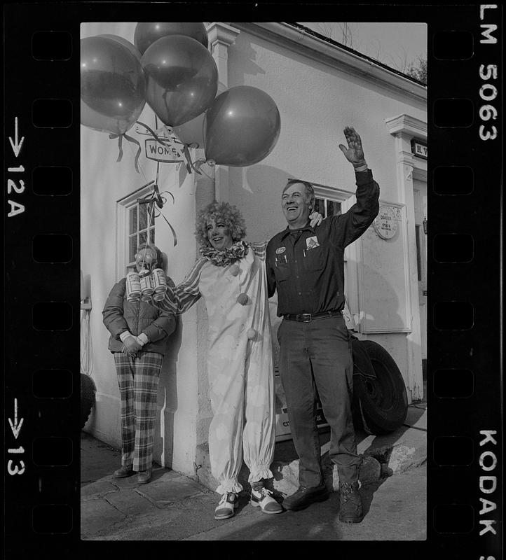 Verne Noyes and clown celebrating 25th anniversary of his Citgo station