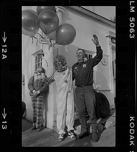 Verne Noyes and clown celebrating 25th anniversary of his Citgo station