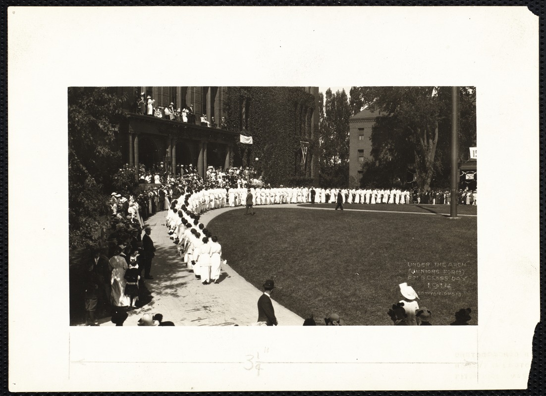 "Under the arch" (juniors form) F.N.S. Class Day 1914