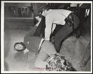Jewish protester refuses to move in JFK bldg.