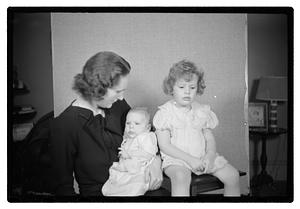 Collier Mrs. & 2 children