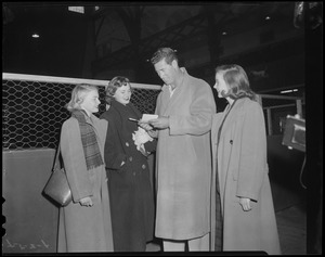 Ted Williams signs autographs at the sportsman's show
