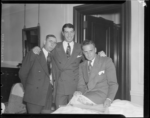 Joe DiMaggio and two other men in hotel room