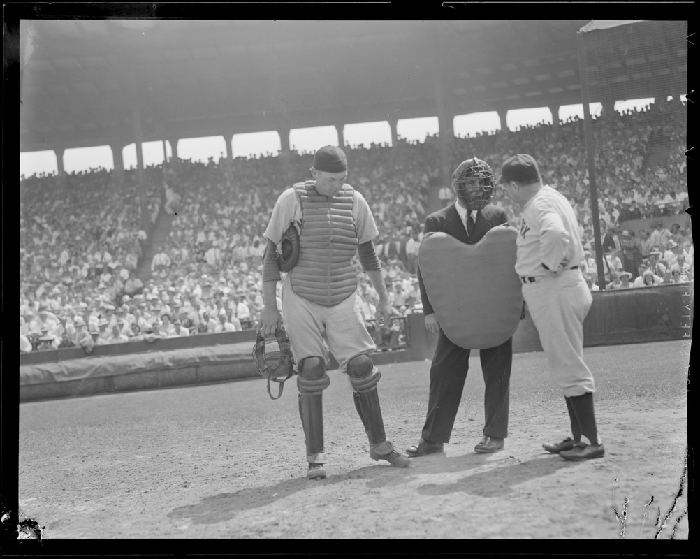 Yankee manager argues with ump at Fenway