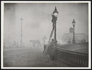 London in a Fog. London, England- A scene on Blackfriars Bridge during the fog which enveloped the city the morning of October 25.